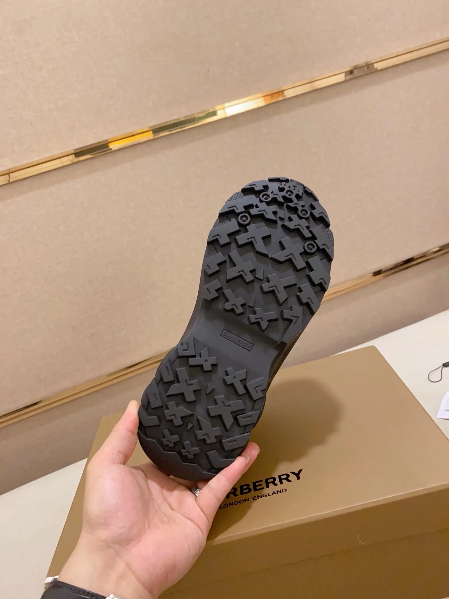 Men's shoes 💰: 680💰🇮🇹🇮🇹BURBERRY top purchasing agents are available simultaneously at the counter. 🔍🔍Synchronized sales. Positive code number: 38-46. Italian imported cowhide, fully imported sheepskin lining, sole: original sole provided by the original factory, exclusive movable molded sole, super comfortable, original factory follow-up goods, 🔍🔍high quality, you can enter and exit the counter at will, welcome to compare